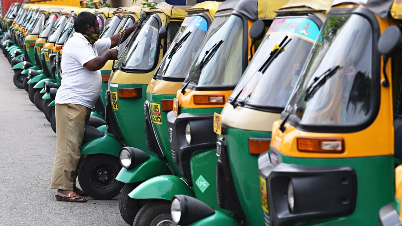 Auto drivers are also seeking a ban on the use of personal two-wheelers (whiteboard number plates) as bike taxis. Credit: DH Photo