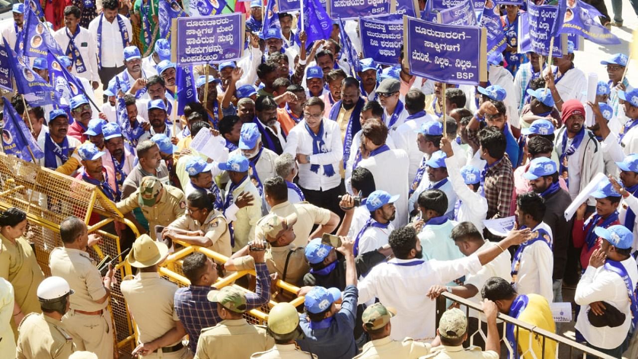 Bahujan Samaj Party workers stage a protest demanding judicial probe into Posco cases against Murugha Sharana, in Chitradurga on Wednesday. Credit: DH Photo