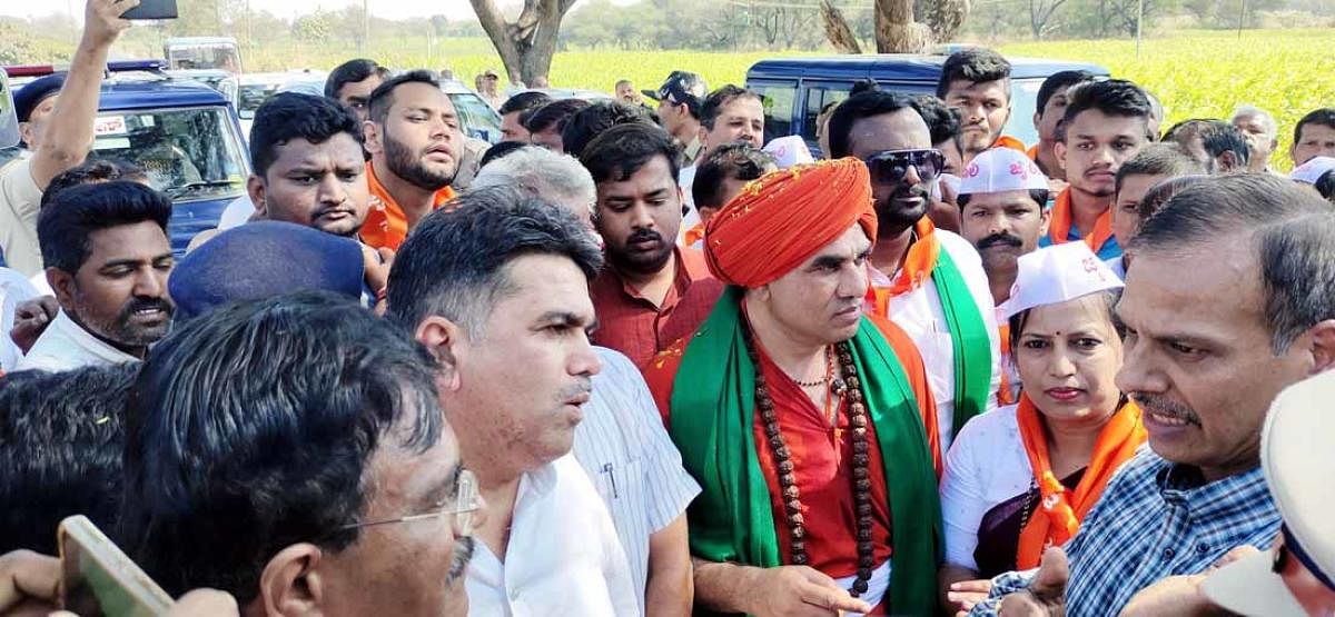 ADGP (Law and Order) Alok Kumar holds talk with Panchamasali seer Basavajaya Mrutyunjaya and members of the community ahead of the Panchashakti Viraat convention scheduled in front of Suvarna Vidhana Soudha in Belagavi on Thursday. DH PHOTO