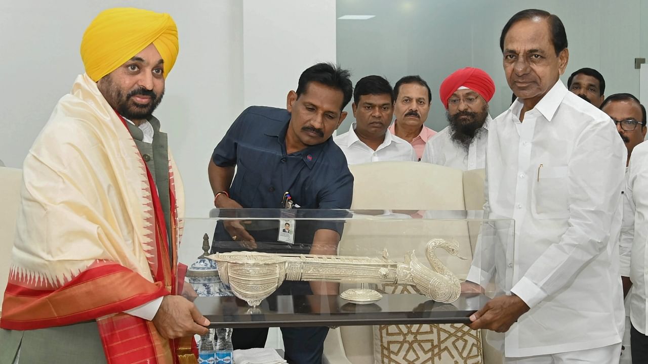 Telangana Chief Minister K. Chandrasekhar Rao welcomes Punjab CM Bhagwant Mann with a memento, at Pragati Bhavan in Hyderabad, Tuesday, Dec. 20, 2022. Credit: PTI Photo