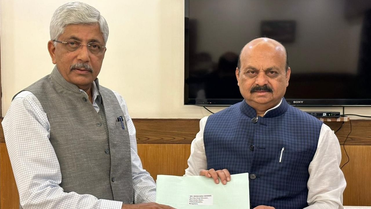 Backward Classes Commission Chairman Jayprakash Hegde submitting interim report to CM Basavaraj Bommai at Suvarna Vidhan Soudha in Belagavi on Thursday. Credit: Special arrangement