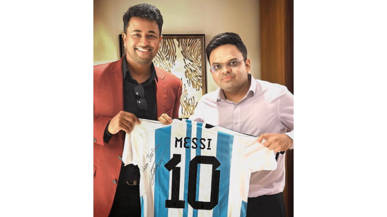 Pragyan Ojha and Jay Shah with the signed jersey. Credit: Instagram/@pragyanojha