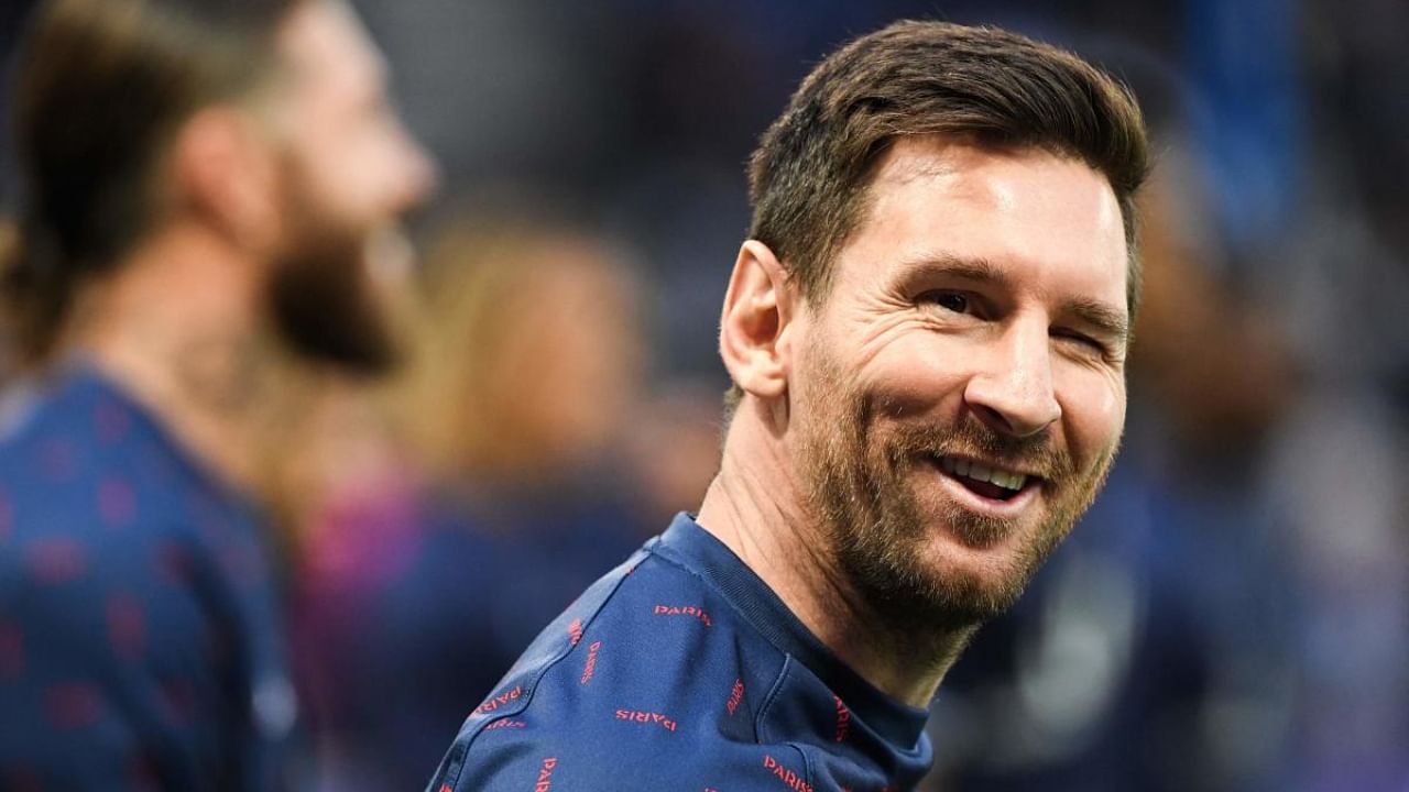 Messi winks ahead of a match between PSG and Lens. Credit: AFP Photo