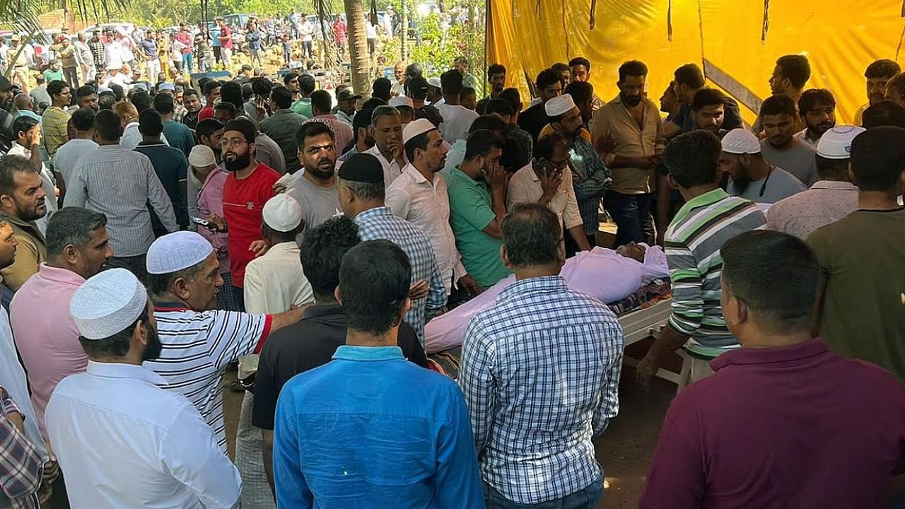 A large number of people gathered to pay last respects to the body of Jaleel who was stabbed to death by assailants at Katipalla. Special Arrangement