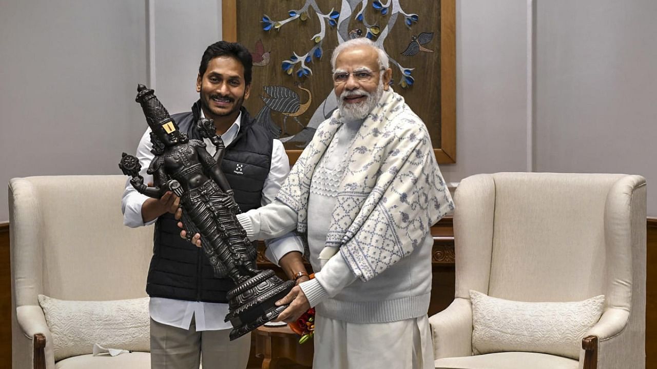 Prime Minister Narendra Modi being presented a memento by Andhra Pradesh Chief Minister Y S Jaganmohan Reddy. Credit: Credit: Twitter/@PMOIndia