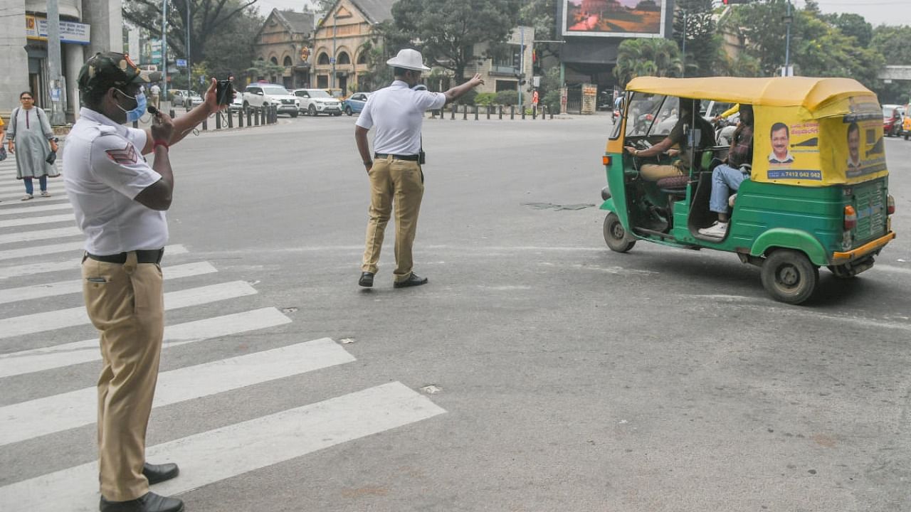 Traffic police in Bengaluru. Credit: DH Photo