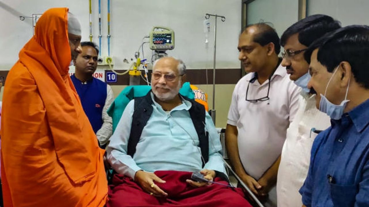 Suttur Seer Shivarathri Deshikendra Swamiji meets Prime Minister Narendra Modi's brother Prahlad Modi at a hospital where he is admitted after his car met with an accident, in Mysuru, Tuesday, Dec. 27, 2022. Credit: PTI Photo