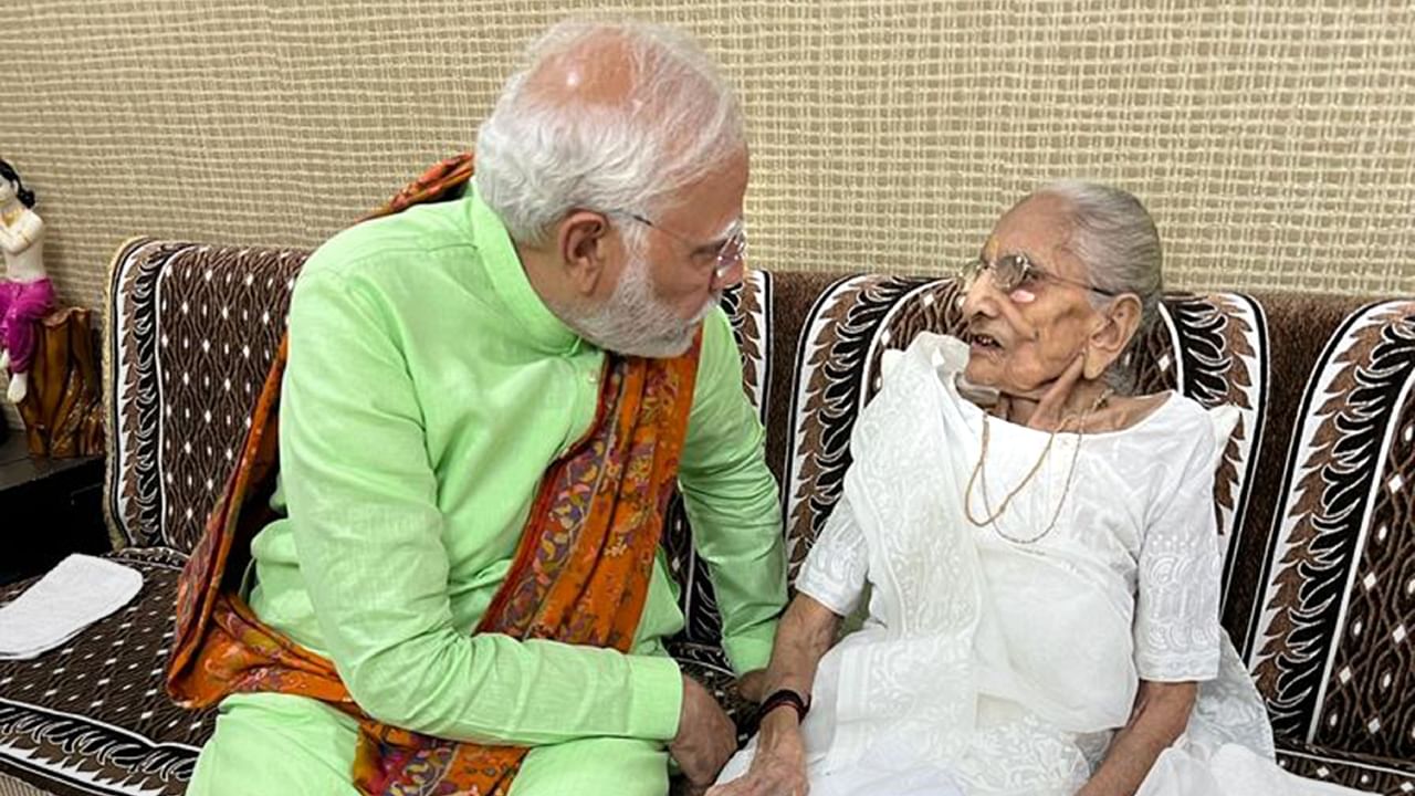 Prime Minister Narendra Modi meets his mother Hiraba at her residence on eve of second phase Gujarat Assembly elections, in Gandhinagar, Sunday, Dec. 4, 2022. Credit: PTI Photo