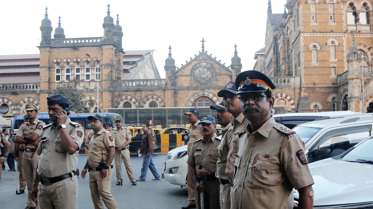 Police personnel stand guard during a clash between Shiv Sena (Uddhav Balasaheb Thackeray) and Balasahebanchi Shiv Sena supporters, in Mumbai. Credit: PTI Photo