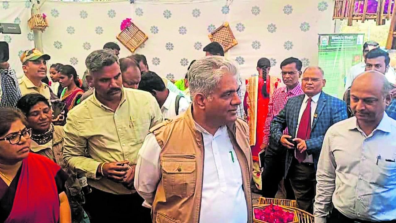Union Minister of Forest, Environment and Climate Change Bhupender Yadav inaugurates an outlet where artefacts made from lantana plants are displayed at Bandipur Tiger Reserve in Gundlupet taluk, Chamarajanagar district, on Tuesday. Credit: Special Arrangement