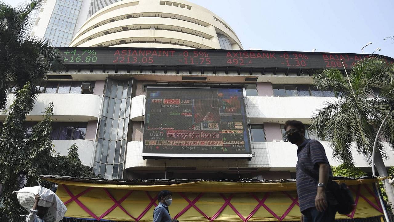 The 30-share BSE Sensex tumbled 452.90 points or 0.75 per cent to settle at 59,900.37. During the day, it tanked 683.36 points or 1.13 per cent to 59,669.91. Credit: PTI Photo