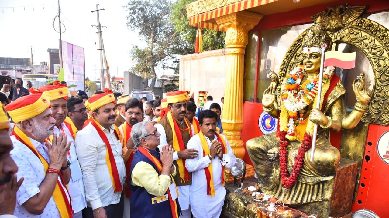 The 86th Akhila Bharata Kannada Sahitya Sammelana President Dr Doddarange Gowda offers tribute to ‘Kannadambe’ idol during the literary meet in Haveri on Friday. Credit: DH Photo