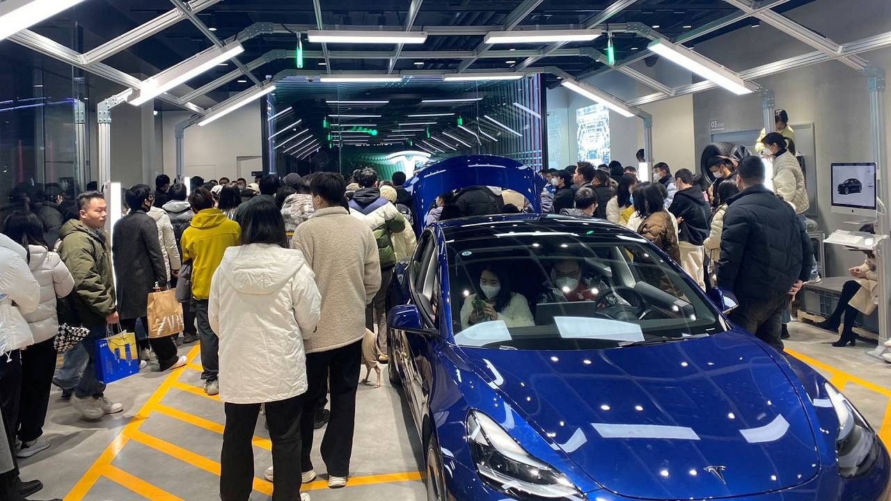 People protest at a Tesla showroom in Chengdu, Sichuan, China. Credit: Reuters Photo