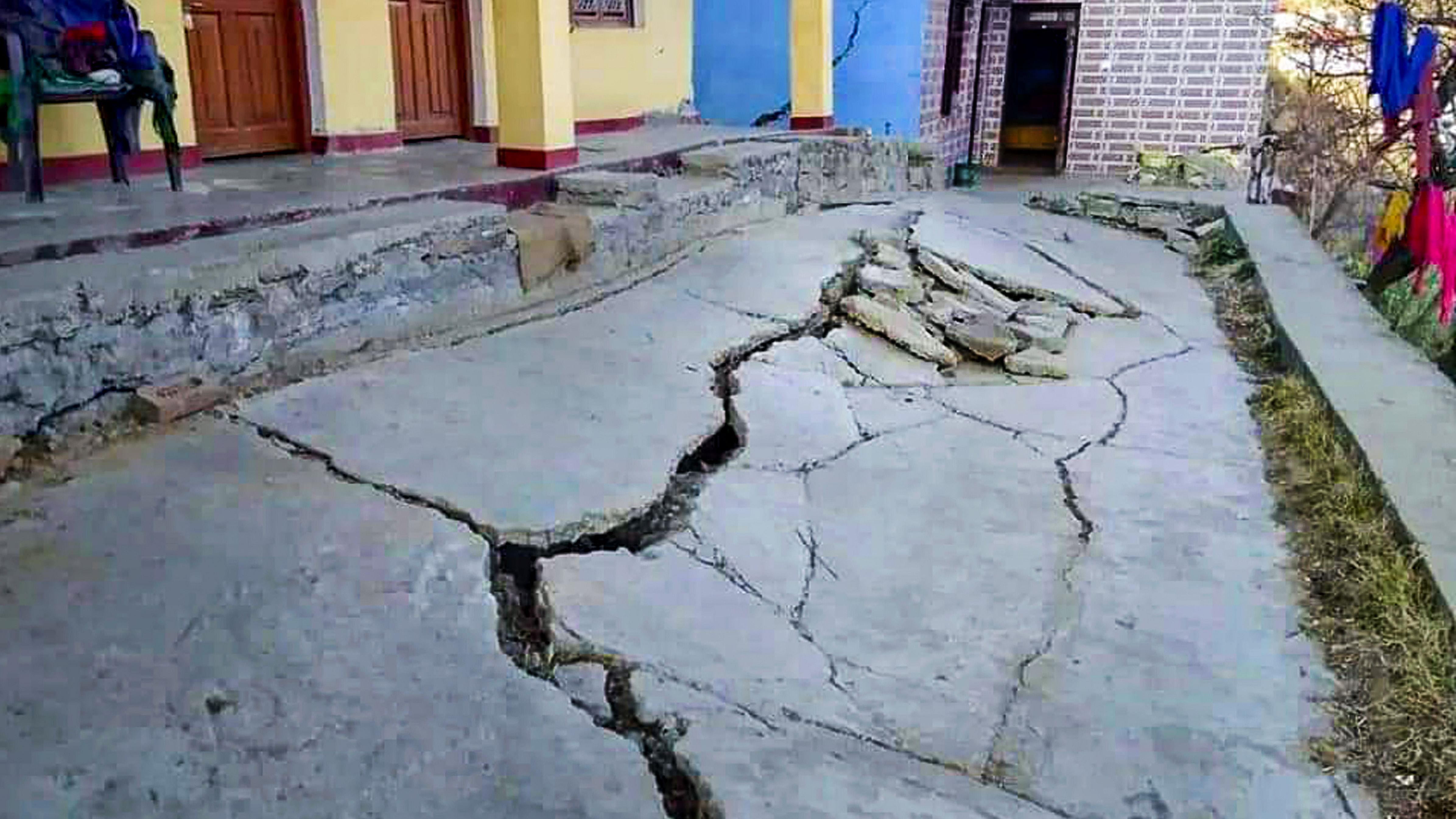 Joshimath: Cracks appear at a house due to landslides at Joshimath in Chamoli district of Uttarakhand. Credit: PTI File Photo