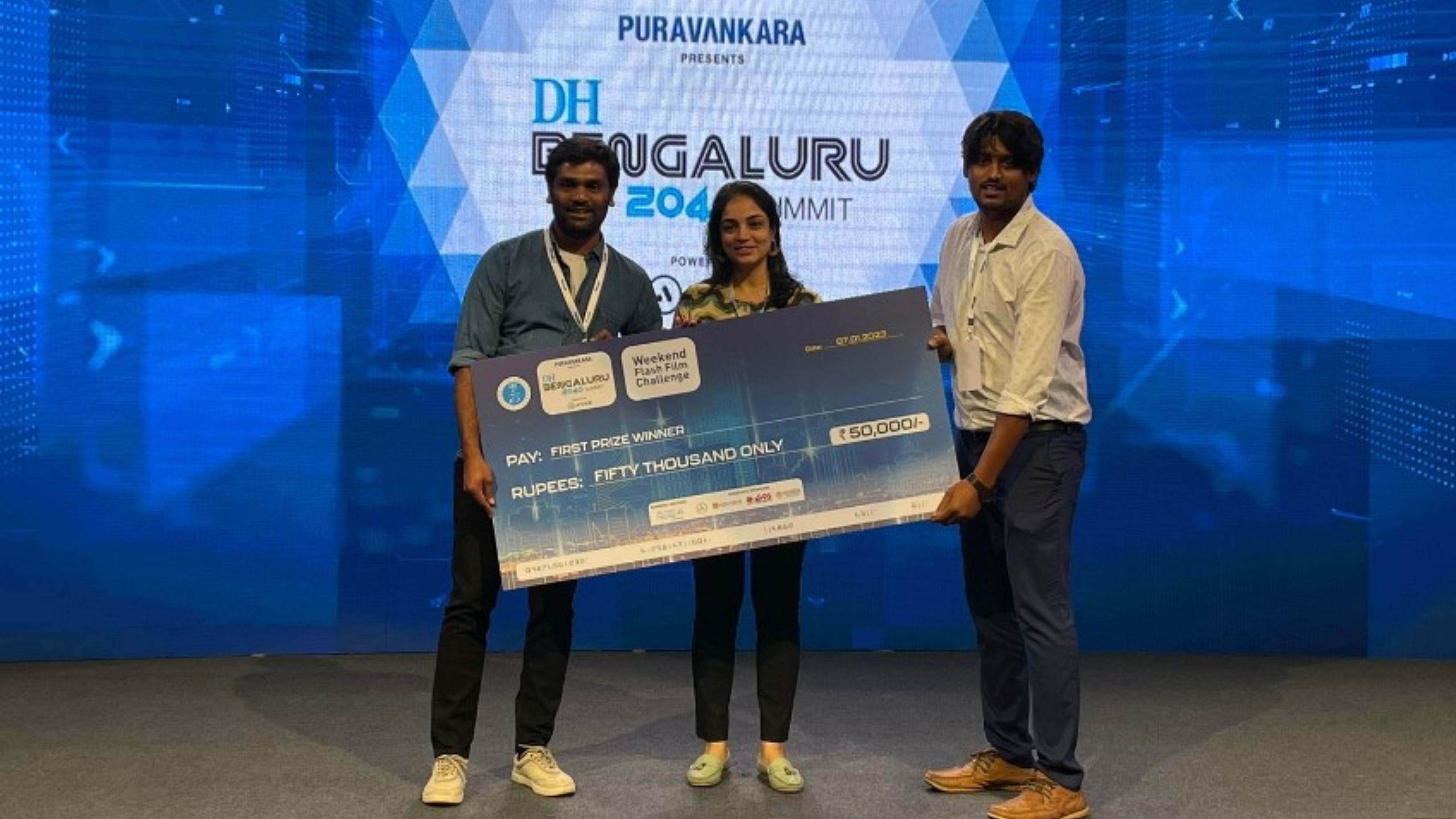The winning team of 'Ithyartha...? (To resolve)', directed by independent filmmaker Naveen Kempanhalli, received a cash price of Rs 50,000. Credit: DH Photo