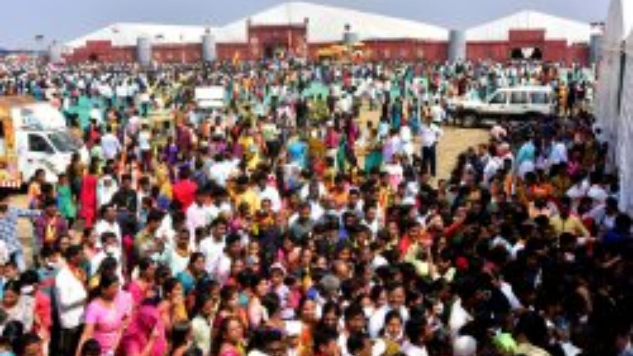 Hundreds of people thronged the 86th Kannada Sahitya Sammelana in Haveri on Saturday. Credit: DH Photo