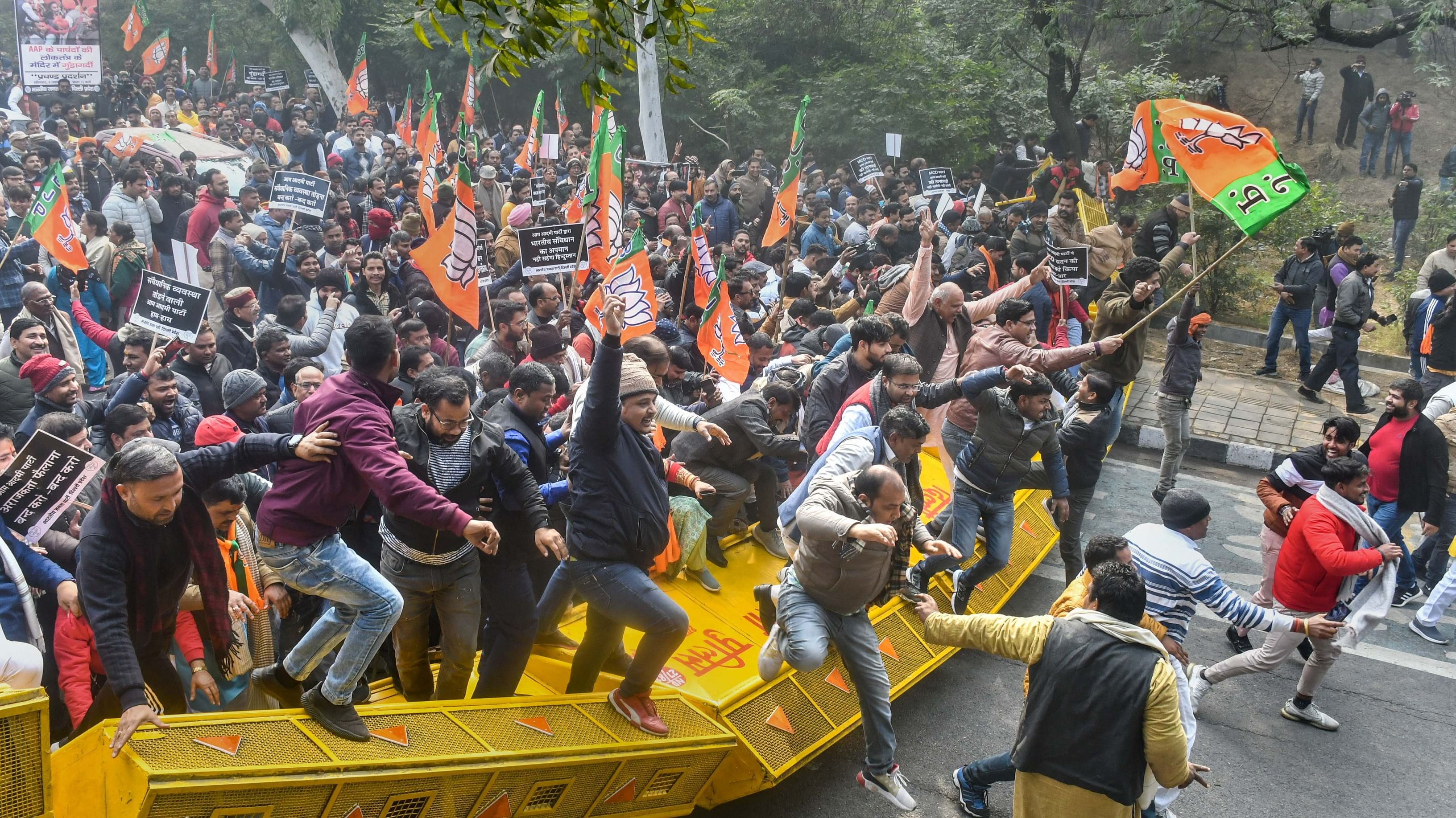 BJP activists break the police barricade during a protest against AAP regarding clashes during MCD Mayor's election, near the residence of Delhi Chief Minister Arvind Kejriwal, in New Delhi, Monday, Jan. 9, 2023. Credit: PTI Photo