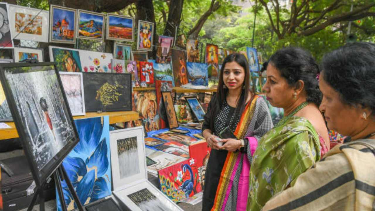 Art lovers looking paintings at 20th edition of Chitra Santhe. Credit: DH Photo/ S K Dinesh