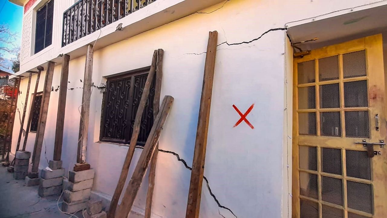 Cracks appear on a building in Joshimath area of Chamoli district, Tuesday, Jan. 10, 2023. Credit: PTI Photo