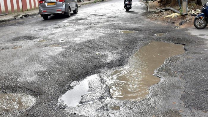 Bengaluru pothole. Representative Image. Credit: DH Photo/B K Janardhan