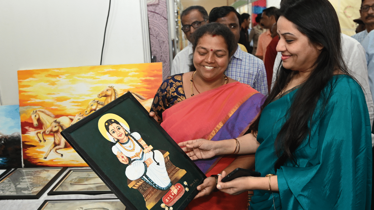 KSHDC Managing Director Roopa D Moudgil taking a look at the work of an artist at Gandhi Shilpa Bazar, organised by Ministry of Textiles and Karnataka State Handicrafts Development Corporation (KSHDC), at Hotel Woodlands in Mangaluru. Credit: DH Photo