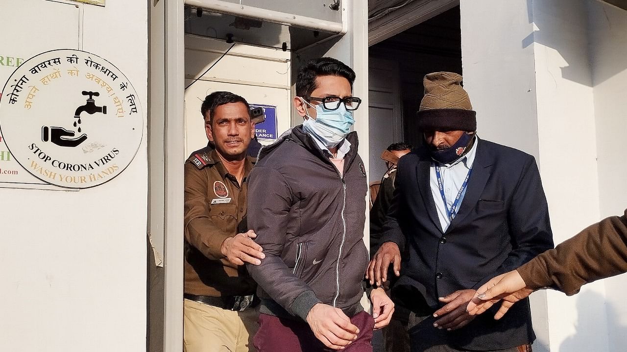 Delhi Police escorting the Shankar Mishra, the person accused in the incident. Credit: PTI Photo