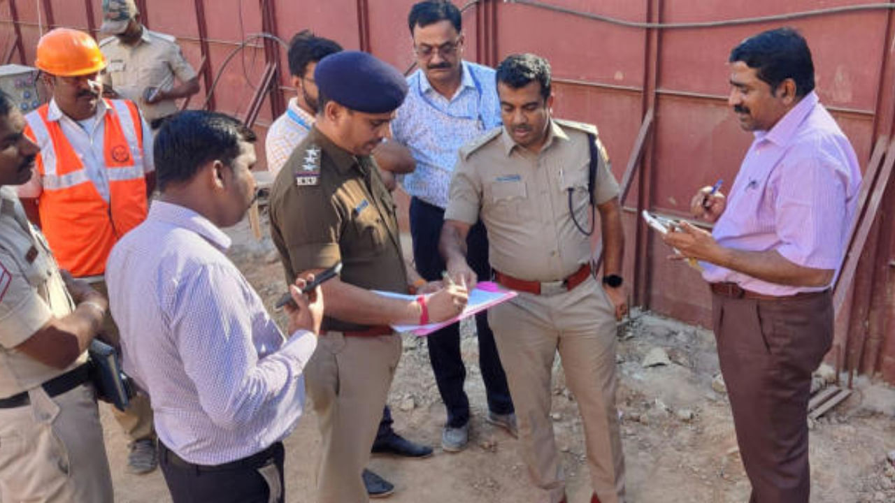 DCP Bheemashankar S Guled (East) visits the metro accident site in HBR Layout along with officials from IISc and the labour department. Credit: Special Arrangement