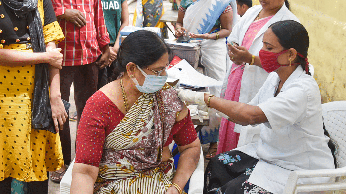 Indian woman get her Covid vaccination. Credit: PTI Photo