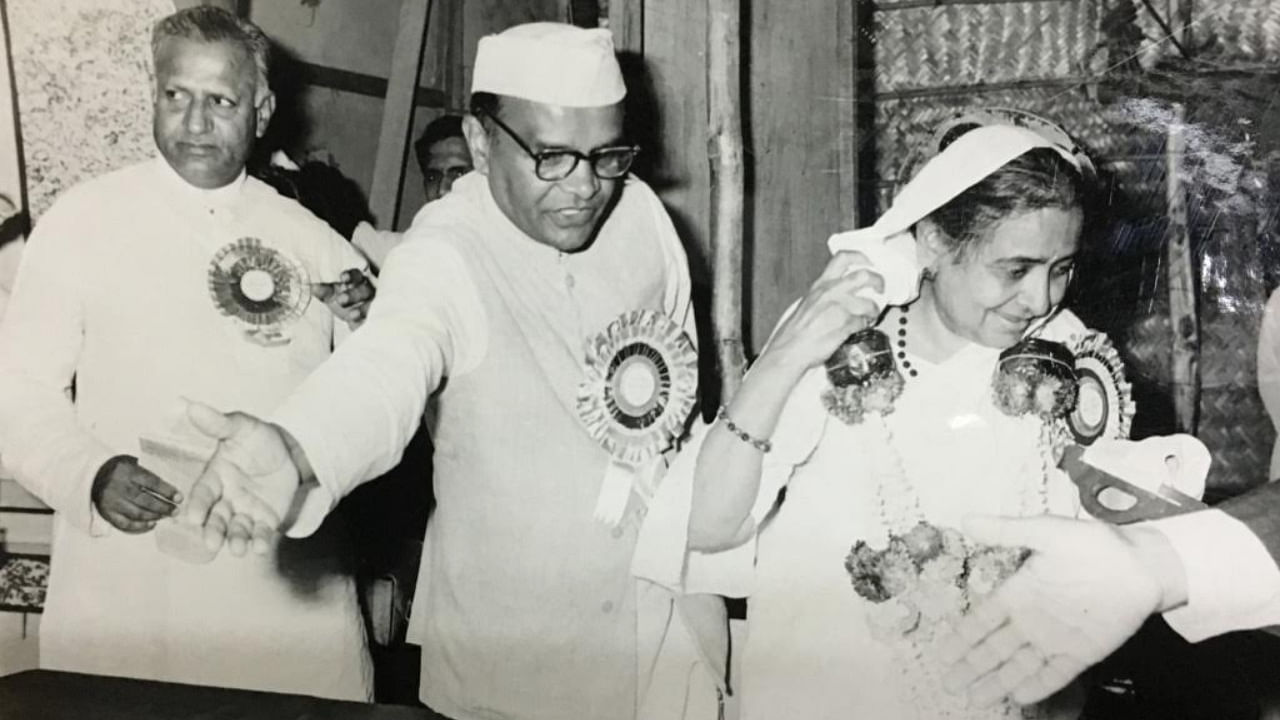 Chairperson of 48th Kannada Sahitya Sammelana Jayadevithayi Ligade at Mandya in 1974. Then chief minister D Devaraja Urs is seen. Credit: Kannada Sahitya Parishat