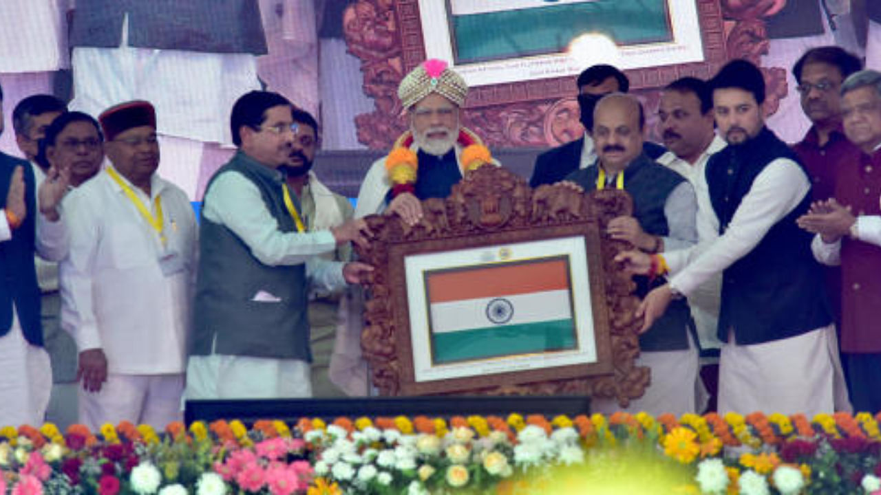 Prime Minister Narendra Modi was honored with a memento of the frame in which the national flag is being prepared at Garaga-Bengeri. Credit: Special Arrangement
