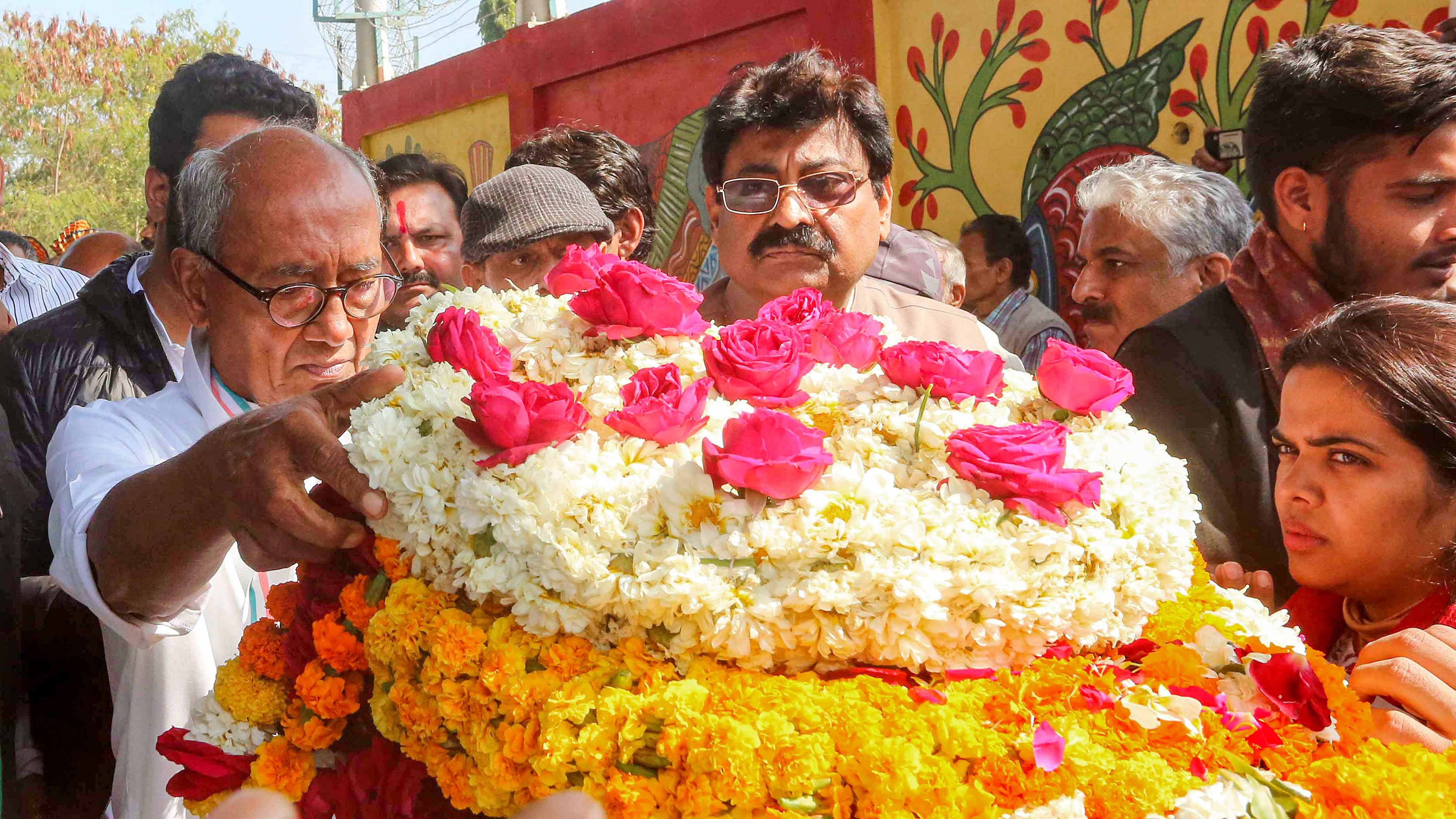 Congress MP Digvijaya Singh pays his last respects to former Union minister Sharad Yadav. Credit: PTI Photo