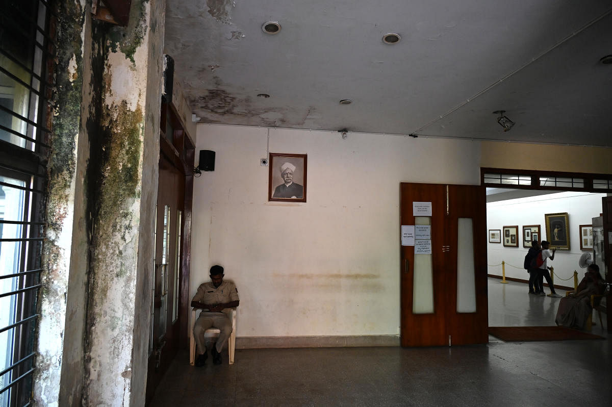 Poor maintenance has resulted in leaky walls and ceilings at Venkatappa Art Gallery. DH Photo/B K Janardhan