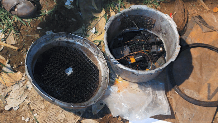 A cooker fitted with detonator, wires and batteries found during the investigation after an explosion in an auto-rickshaw in Mangaluru. Credit: PTI Photo