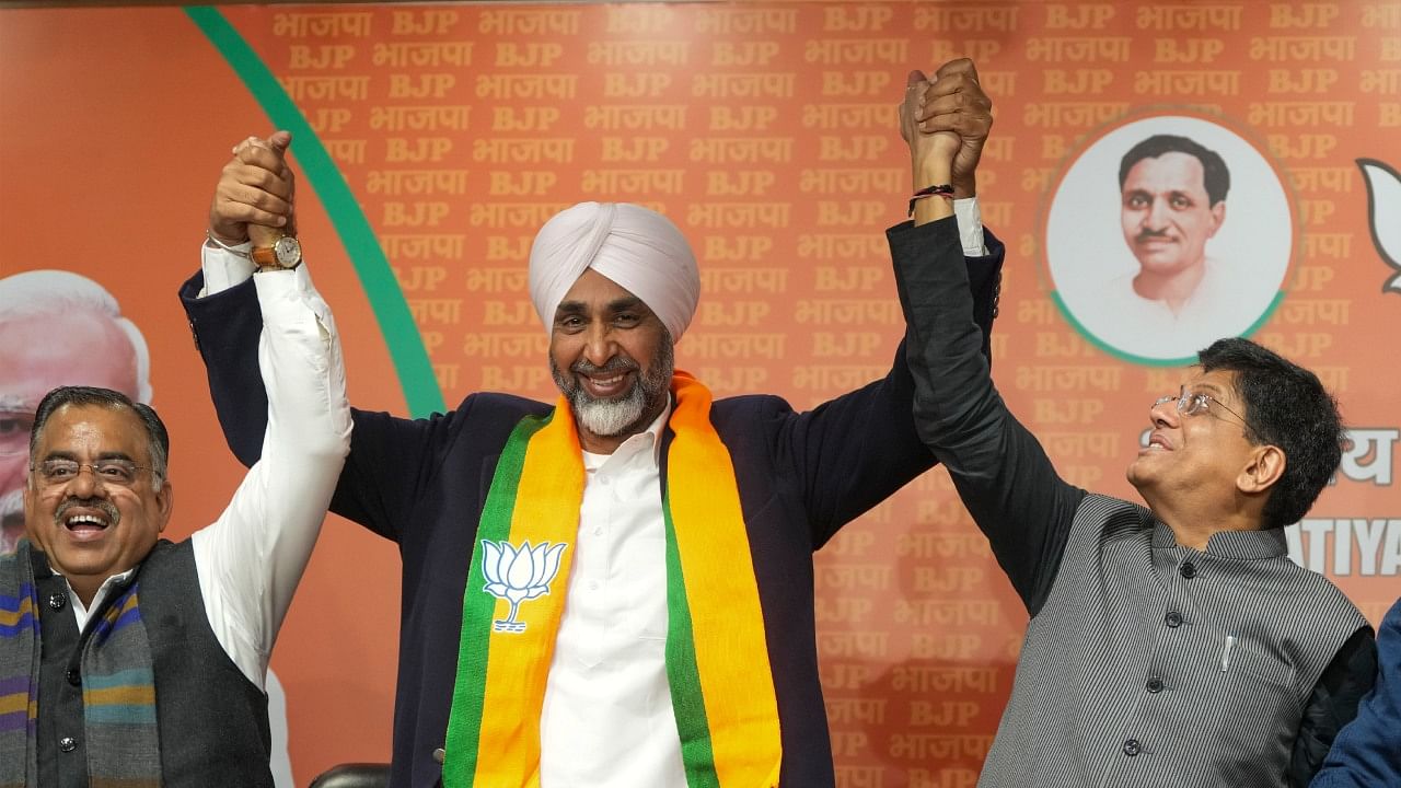 Former Congress leader Manpreet Singh Badal joins Bharatiya Janata Party (BJP) in the presence of Union Minister Piyush Goyal (R), at BJP Headquarters in New Delhi, Wednesday, Jan. 18, 2023. Credit: PTI Photo