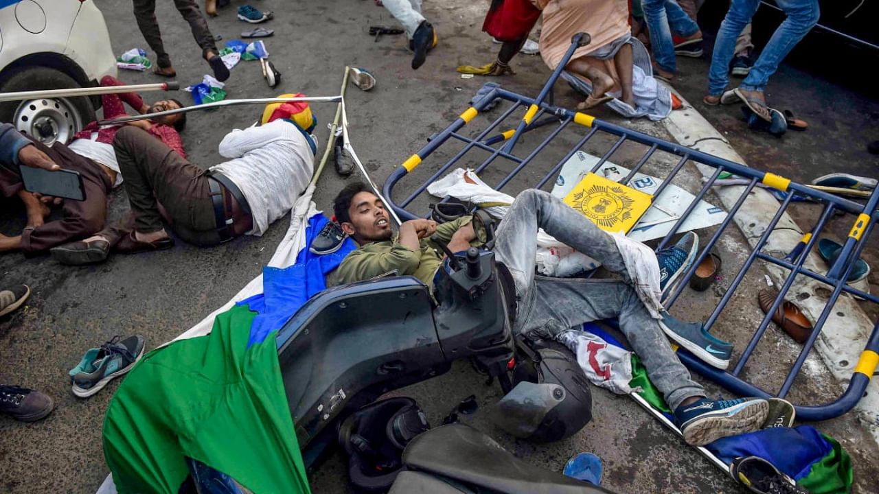 Injured ISF members during a clash with the police following their rally, in Kolkata. Credit: PTI Photo