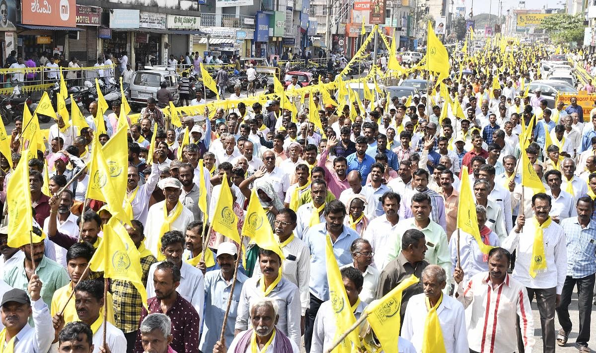 Members of Ediga, Billava and 26 other equivalent castes, under the banner of Sri Narayana Guru Vihchara Vedike, take out a protest march in Shivamogga on Sunday. Credit: DH Photo