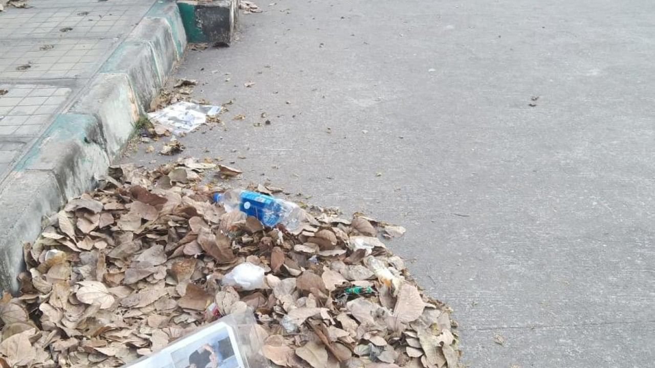 Piled-up garbage at Kittur Rani Chennamma Stadium in Jayanagar. Credit: DH Photo
