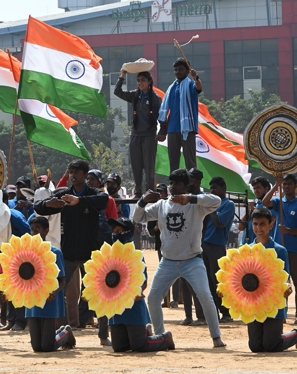 Students take part in the full dress rehearsal for the Republic Day Parade 2023 at Manekshaw Parade Ground in Bengaluru. DH PHOTO BY B K JANARDHAN