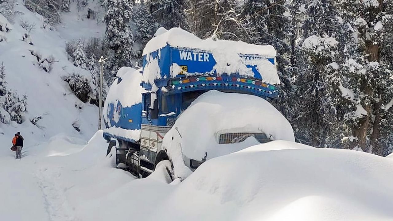 Vehicle stuck in snow in Kullu. Representative Image. Credit: PTI Photo