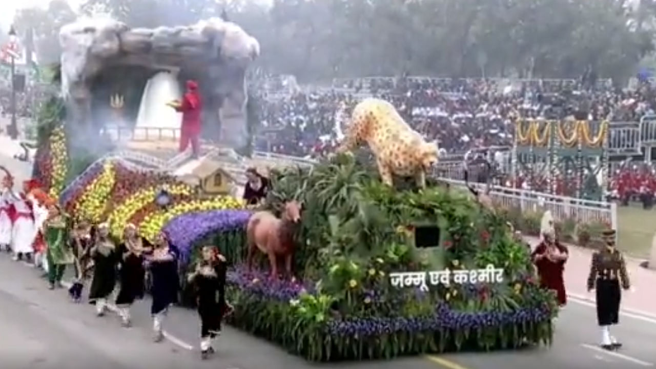 The tableau of Jammu and Kashmir at Republic Day parade depicting the theme 'Naya Jammu & Kashmir'. Credit: Twitter/@airnewsalerts