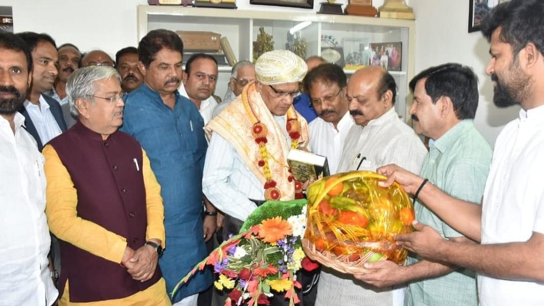 Chief Minister Basavaraj Bommai felicitates Padma Bhushan awardee S L Bhyrappa, in Mysuru, on Friday. MP Pratap Simha, Ministers R Ashoka, Govid Karjol, MLAs S A Ramadass and L Nagendra are seen. DH Photo