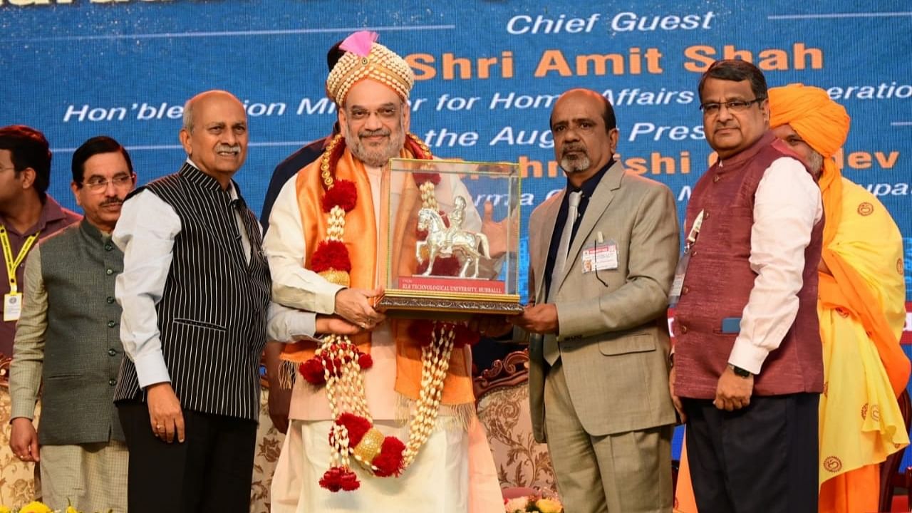 Union Home Minister Amit Shah being felicitated during BVB Amrit Mahotsav programme at KLE Technological University in Hubballi on Saturday. Credit: DH Photo