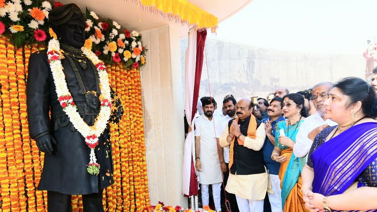 Chief Minister Basavaraj Bommai inaugurates 'Vishnuvardhan's memorial' at Haalaalu village of Mysuru taluk. Credit: DH Photo