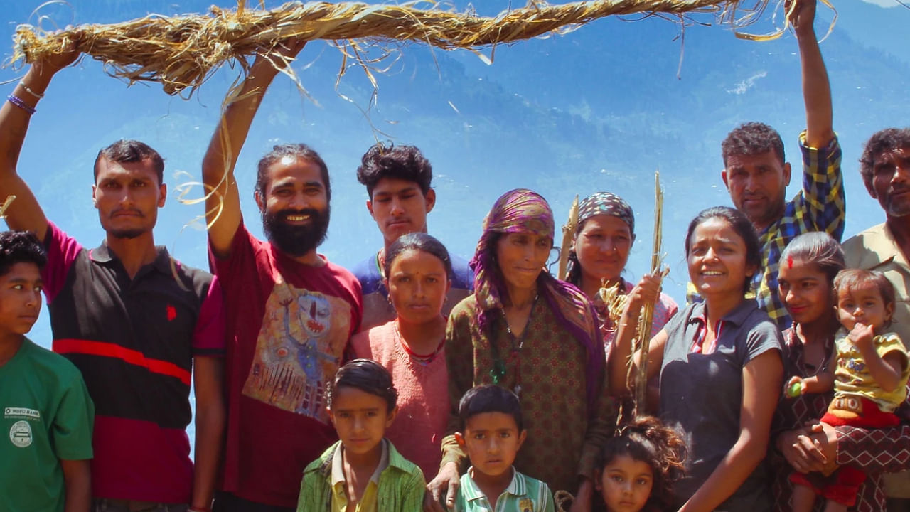 Haneesh Katnawer and Sonam Sodha with farmers and women artisans of the hill states. Credit: https://www.himalayanhemp.in/our-team