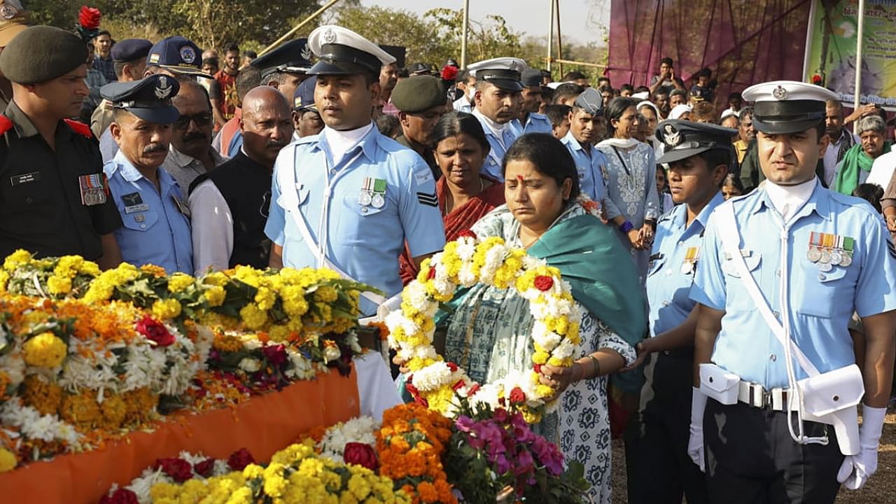 Relatives and Air Force personnel during the last rites of Wing Commander Hanumanth Rao Sarathi at Belagavi. Credit: PTI Photo