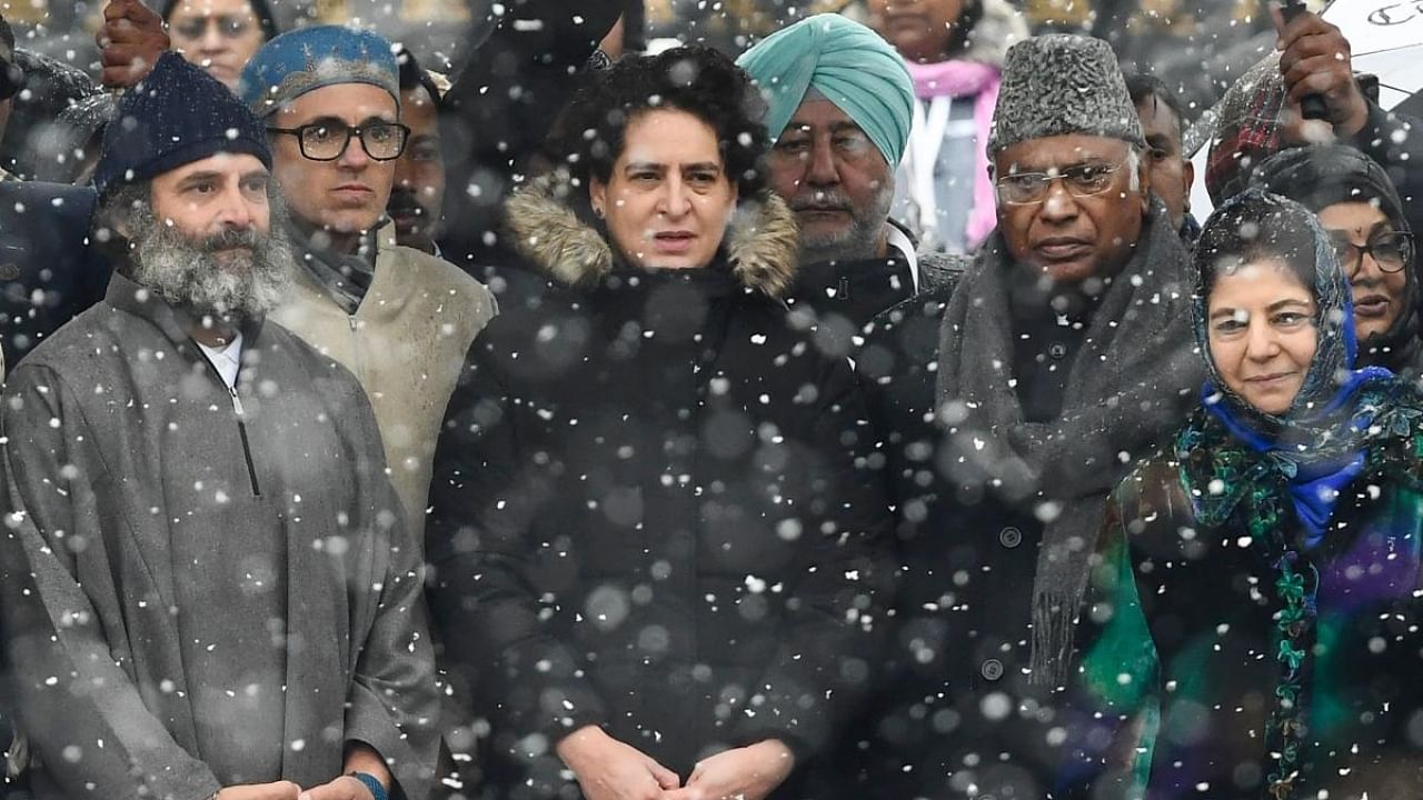 Congress party leaders Rahul Gandhi (L) and Priyanka Gandhi Vadra (C), Congress president Mallikarjun Kharge (2R) and former chief ministers of Jammu and Kashmir Omar Abdullah (2L) and Mehbooba Mufti (R) stand during a public meeting amid heavy snowfall at the end of the 'Bharat Jodo Yatra' march in Srinagar on January 30, 2023. Credit: AFP Photo