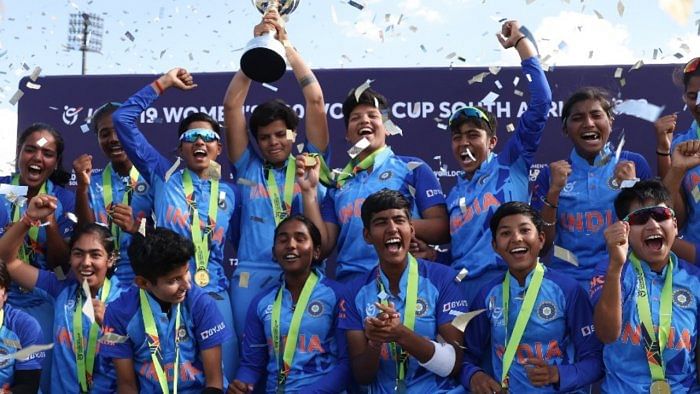 India U-19 team lifts the T20 World Cup trophy. Credit: Twitter/@BCCIWomen
