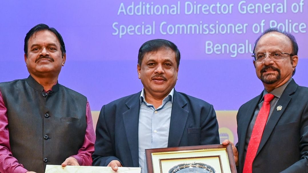 Dr M A Saleem, Special Commissioner (Traffic), Bengaluru, being felicitated by FKCCI president B V Gopal Reddy (R) at an event in Bengaluru on Monday. FKCCI senior vice-president Ramesh Chandra Lahoti (L) is also seen. DH Photo/B H Shivakumar