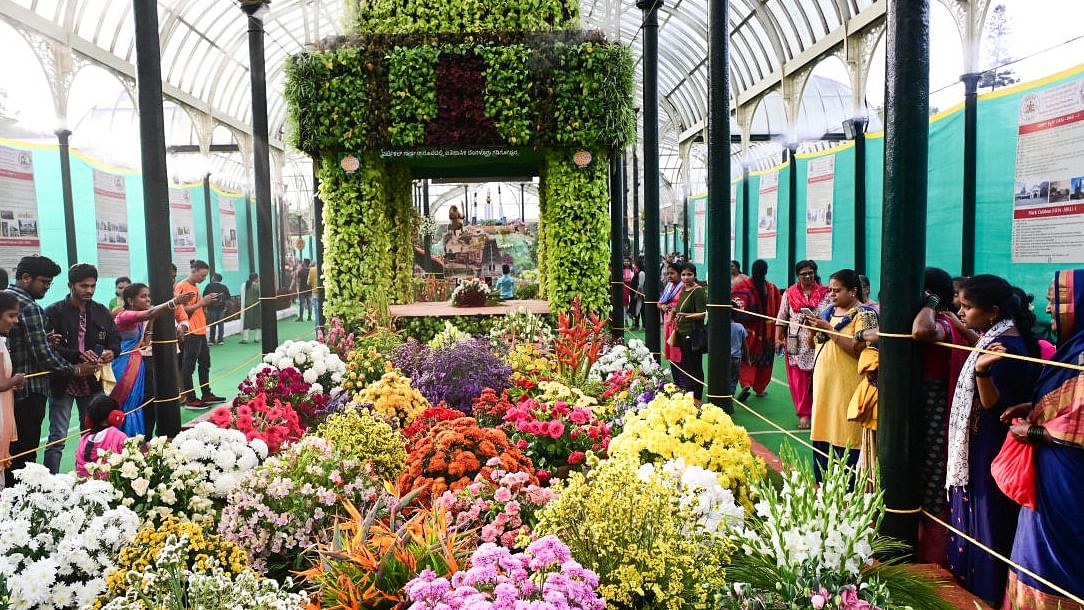 Visitors at the R-Day flower show at Lalbagh. The 10-day iconic flower show came to a close on Monday. Credit: DH Photo