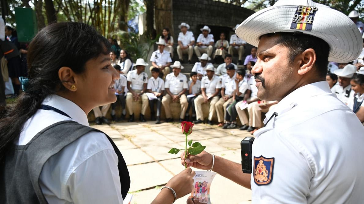 Saleem applauded the students and said their recognition of the traffic police’s efforts boosted their morale and helped them work better. Credit: DH Photo